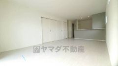 リビングは広々とした設計で、家族が集い、寛ぐ暮らしの空間を演出しています。思い思いの時間を過ごしたり、家族みんなで食事をしたり、素敵な団らんの場になりますね。