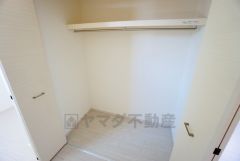 2階の廊下にも収納を確保。各居室に入りきれなかった荷物や、2階で使用する日用品のストック置き場に便利です。