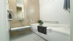 足を伸ばせる浴槽で毎日の疲れを癒してください。 お子様と入っても十分ゆったりサイズです。