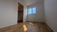 2面採光を確保した明るい室内は、風通しも良く、大変居心地の良い空間となっております。爽やかな風を感じて起きる朝は、快適生活の始まりに。