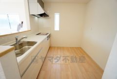 冷蔵庫、カップボードも余裕で置ける広さを確保しています。カウンターキッチンで、ご家族と会話をしながら調理ができますね＾＾