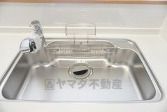 同仕様写真。広々としたステンレスシンクには、洗剤やスポンジを収納出来るラック付き。広さも確保しているので、大きなお鍋も洗いやすいです。