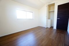 暖かい日差しが差し込む洋室。たっぷり収納できるクローゼット付きでお部屋の中をすっきりと快適に保てます。