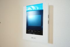 防犯はもちろん、セールスマン対策にもなるモニター付きインターホンです。お子さん1人での留守番時にも活躍しそうです。