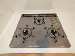 同時にたくさんの料理が調理できる3口コンロ。長時間熱を通しておきたい煮込み料理を作りながら、炒め物など同時進行で進められます。