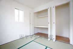 リビング隣には、ホッとできる和室を用意。お子様のお昼寝スペースや書斎としてなど、いろいろとお使い頂けます。