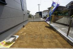 お子様と公園に行けない日も、のびのびお庭で遊べるのがうれしいですね。ガーデニングやお子様のプールなど大活躍です＾＾