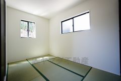 リビングからの続き間として和室をご用意しました。普段はリビングとつなげて開放的なスペースとして、来客時には客間としてお使いいただけます。