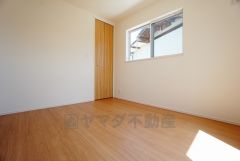 同仕様写真。住む人のこだわりを活かす洋室＾＾広めのクローゼットもあり荷物もすっきり片付けられ、ゆとりのある暮らしが出来ます＾＾