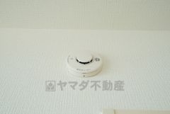 火災による煙や熱を感知して、警報音やブザー等で火災の発生を知らせてくれる火災警報器。