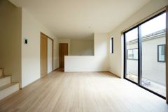 リビングは広々とした設計で、家族が集い、寛ぐ暮らしの空間を演出しています。思い思いの時間を過ごしたり、家族みんなで食事をしたり、素敵な団らんの場になりますね。