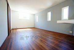 大きな窓のあるリビングは、陽光あふれる明るい空間です。居心地良く、ご家族皆がゆったり寛げる憩いの空間となりそうです。