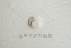 火災による煙や熱を感知して、警報音やブザー等で火災の発生を知らせてくれる火災警報器。