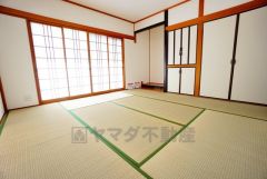 居心地も良い和室は、ワークスペースとしても有効。お仕事を頑張ってちょっと疲れたら、畳に寝転がることもできますね。