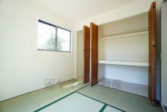 リビングからの続き間として和室をご用意しました。普段はリビングとつなげて開放的なスペースとして、来客時には客間としてお使いいただけます。