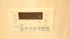 湯量・湯温の設定、そして保温までワンタッチのフルオートバス。便利な追い炊き機能付きです。