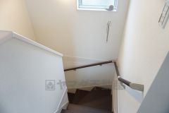 同仕様写真。小さなお子様やご高齢の方でも安心できる、手すり付き階段。段差も低めで設定されており、安全性にも優れています。