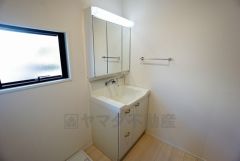 同仕様写真。三面鏡裏収納付き洗面化粧台です＾＾ 歯磨きセットやスキンケア用品などの収納に便利ですね。 生活感も隠すことができ、来客時にも安心です。