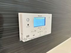 湯量・湯温の設定、そして保温までワンタッチのフルオートバス。便利な追い炊き機能付きです。