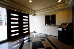 エントランス内に管理人室があると、不審者の侵入防止につながります。さらにオートロック付きで、防犯性アップ。