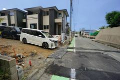 前面道路は広く、車同士がすれ違うスペースが十分にあります。落ち着いた住宅地内で快適な生活を実現してみませんか＾＾