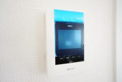 防犯性、セキュリティ対策に安心できるテレビモニター付きインターフォンです。セールスマン対策にもなり安心できます。