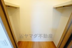 季節物の衣類もスッキリ収納できるウォークインクローゼット。クローゼット内で洋服のコーディネートから着替えまで中で出来るので、部屋が散らかりにくいです。