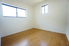 2面採光を確保した明るい室内は、風通しも良く、大変居心地の良い空間となっております。爽やかな風を感じて起きる朝は、快適生活の始まりに。