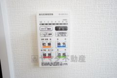 雨の日の洗濯も安心できる浴室暖房乾燥機付き浴室。リモコンで操作もボタン1つで簡単。