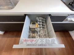 家事の時間が短縮できるフルオープンで開けやすい食器洗い乾燥機付。