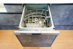 食事の後の手間を解消する食器洗い乾燥機付。冬場の洗い物で手荒れの悩みもなくなります。手洗いよりも節約できて便利。