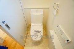 温水洗浄機付トイレです。節水機能もあるので、安心して使えますね。もちろん、1階2階の2ヶ所にトイレがあるので、忙しい朝にもゆとりができますね。