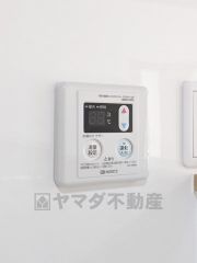 キッチン横からボタンひとつで操作が楽々。