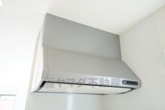 お手入れが簡単なスリム型レンジフードです。調理により発生する油煙や臭いを吸い込み、屋外へ排気してくれます。