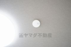 火災による煙や熱を感知して、警報音やブザー等で火災の発生を知らせてくれる火災警報器。
