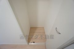 同仕様写真。玄関ホールに収納スペースを確保。日用品や趣味の道具入れとして便利です。扉付きなので見た目もスッキリ＾＾