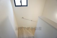 同仕様写真。小さなお子様やご高齢の方でも安心できる、手すり付き階段。段差も低めで設定されており、安全性にも優れています。