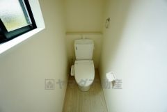 同仕様写真。温水洗浄機付トイレです。節水機能もあるので、安心して使えますね。もちろん、1階2階の2ヶ所にトイレがあるので、忙しい朝にもゆとりができますね。