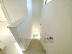 小さなお子様やご高齢の方でも安心できる、手すり付き階段。段差も低めで設定されており、安全性にも優れています。