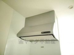 風量が弱・強と切替え可能なレンジフードが調理中の煙をしっかり吸い込みます。手元を照らすライト付きです。