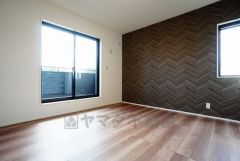 同仕様写真。寛ぎの時間を紡ぎだす主寝室は、大型ベッドを置いても余裕の広さを確保しています。