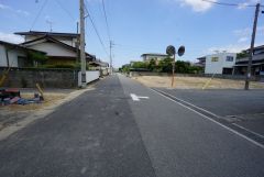 現地（2025年7月15日）撮影。前面道路は6ｍあり、車同士がすれ違うスペースが十分にあります。全戸駐車スペースも2台確保、来客時にも便利。