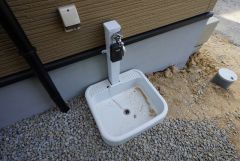 あると便利な外水栓。庭や駐車場まわりの掃除、洗車、アウトドア用品の洗浄が家の中を汚さずに行え、日常の手間を大幅に減らせる便利な設備です。