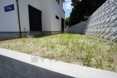 お子様と公園に行けない日も、のびのびお庭で遊べるのがうれしいですね。ガーデニングやお子様のプールなど大活躍です＾＾