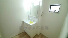 三面鏡つき洗面台。鏡裏にたっぷりとした収納スペースがあります。鏡を閉めてしまえば小物は見えないため、スッキリとした印象の洗面台にできます。