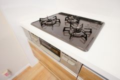 3種類の料理が同時に調理できる、3口ガスコンロ。忙しい夕食の支度時間が短縮できて効率よくお料理が楽しめます。