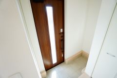 白を基調とした明るい玄関です。大容量のシューズボックスは家族全員の増えがちな靴や物をすっきり収納できます。