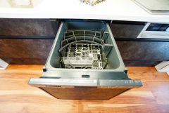食事の後の手間を解消する食器洗い乾燥機付。冬場の洗い物で手荒れの悩みもなくなります。手洗いよりも節約できて便利。