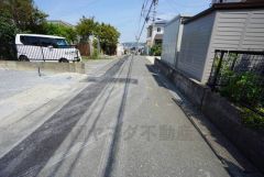 現地（2025年8月18日）撮影。大型車の通行が少なく、騒音や振動が少ないので静かで快適な生活を送れます。