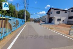 前面道路は広く、車同士がすれ違うスペースが十分にあります。落ち着いた住宅地内で快適な生活を実現してみませんか＾＾